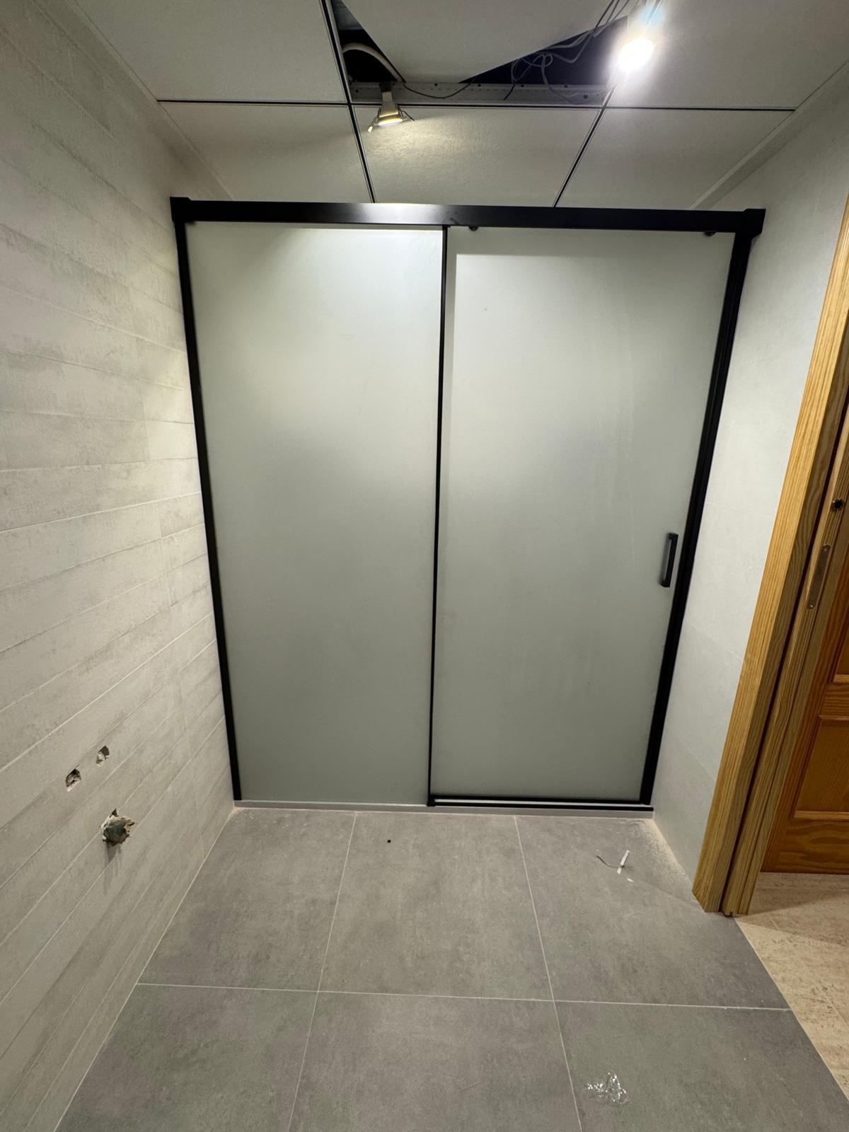 Contract frontal 1 fijo + 1 puerta  corredera