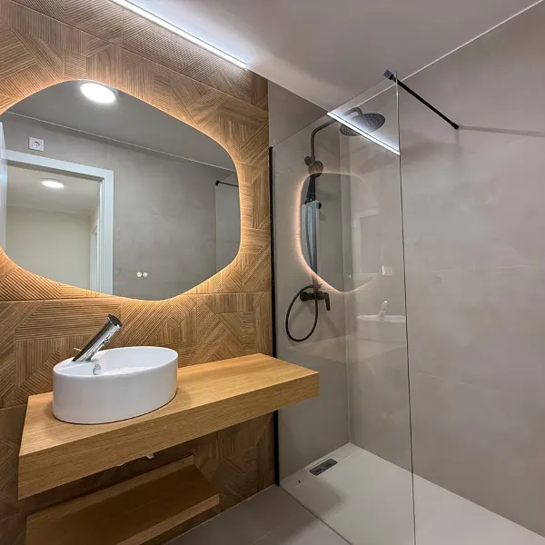 Mampara fija tipo walk-in con perfil negro