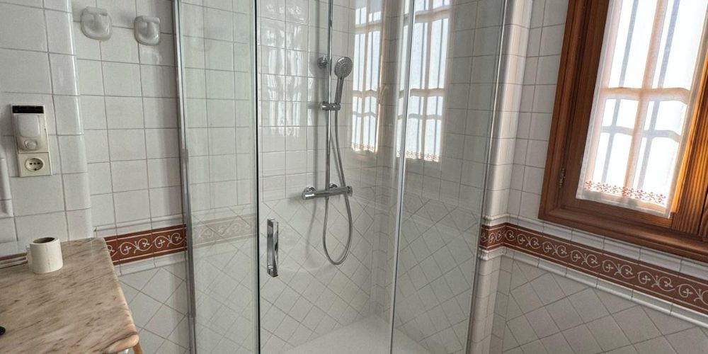 Cómo medir el hueco de la ducha para una mampara a medida